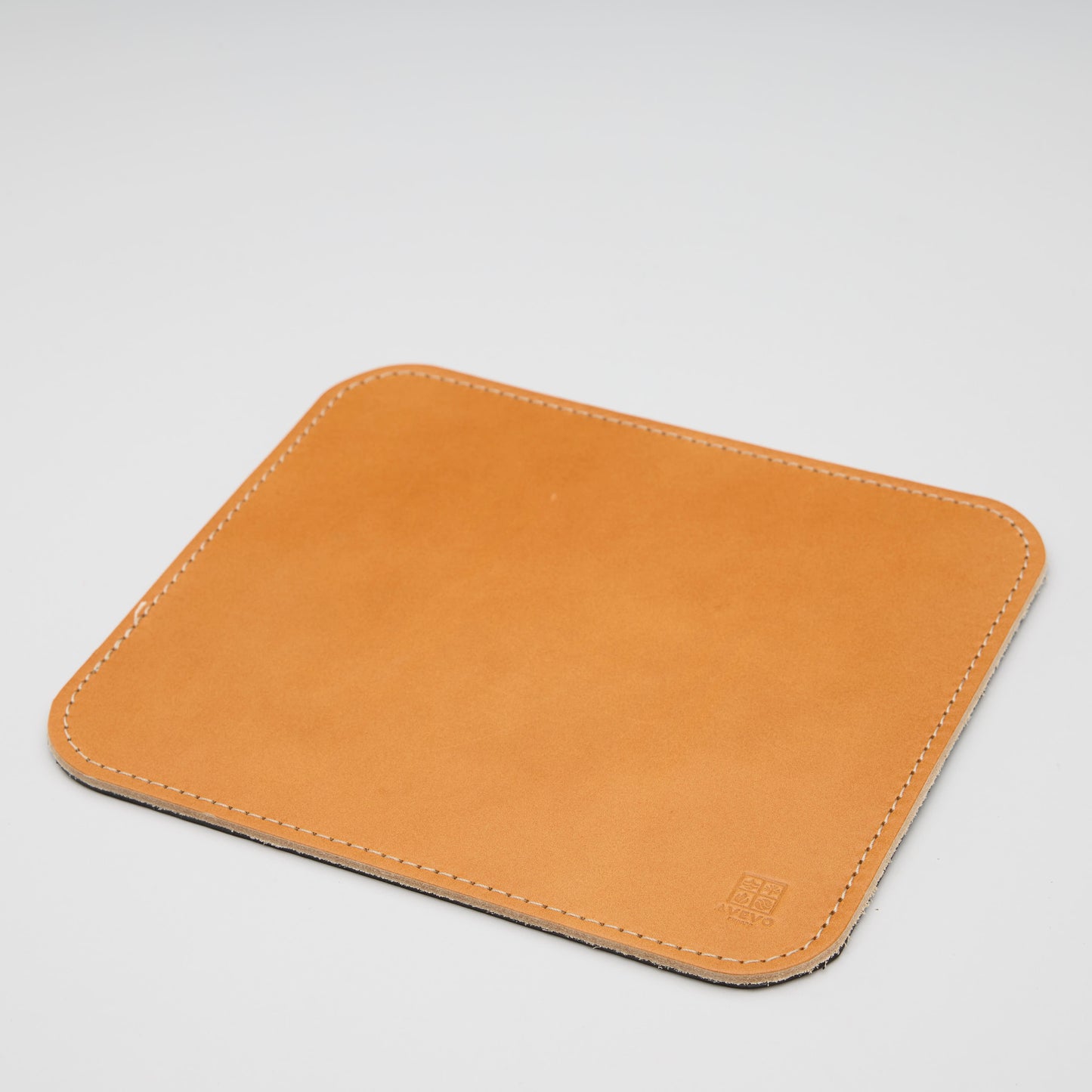 Musmatta i äkta läder, Storlek 23x20 cm, Vegetabiliskt garvat skinn med gummerad undersida, Tillverkad i Sverige,