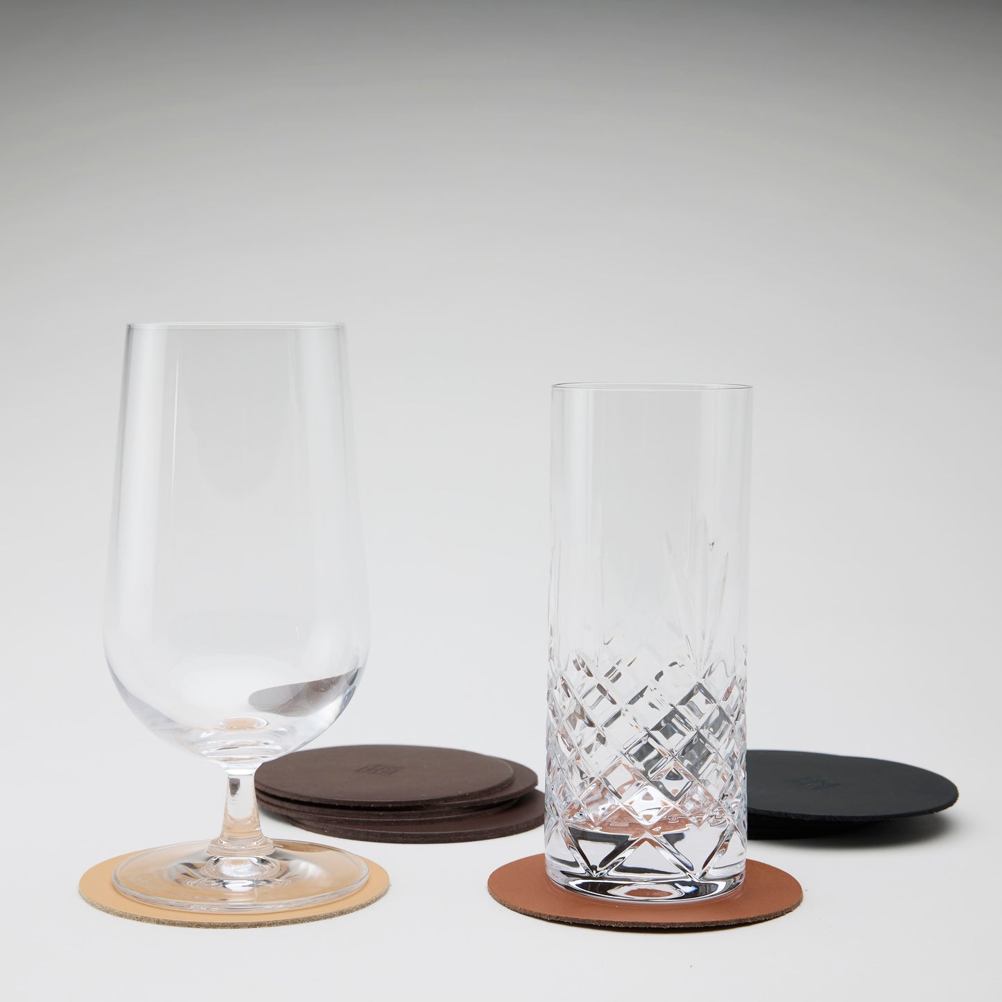 Glasunderlägg i skinn, Handtillverkade i Sverige, Underlägg för glas, flaska eller kopp skyddar och skapar en elegant stil