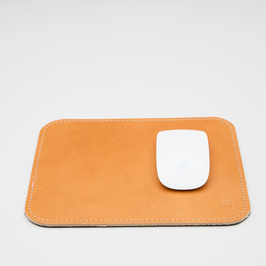 Musmatta i äkta läder, Storlek 23x20 cm, Vegetabiliskt garvat skinn med gummerad undersida, Tillverkad i Sverige,